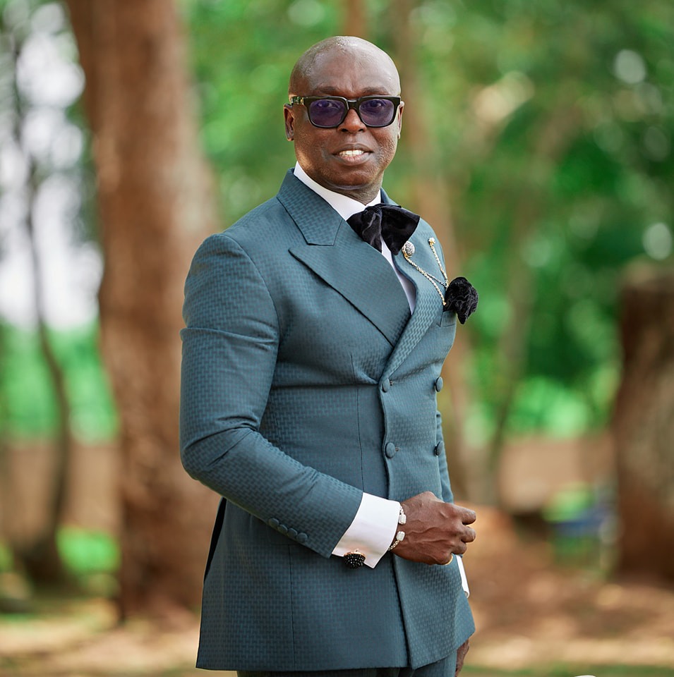 ACP Kofi Sarpong jams to Sarkodie’s ‘Country Side’ song in a viral video