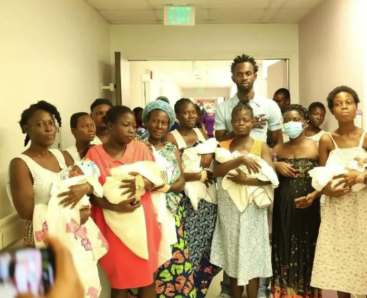 Black Sherif pays nursing moms hospital bills at the Greater Accra Regional Hospital