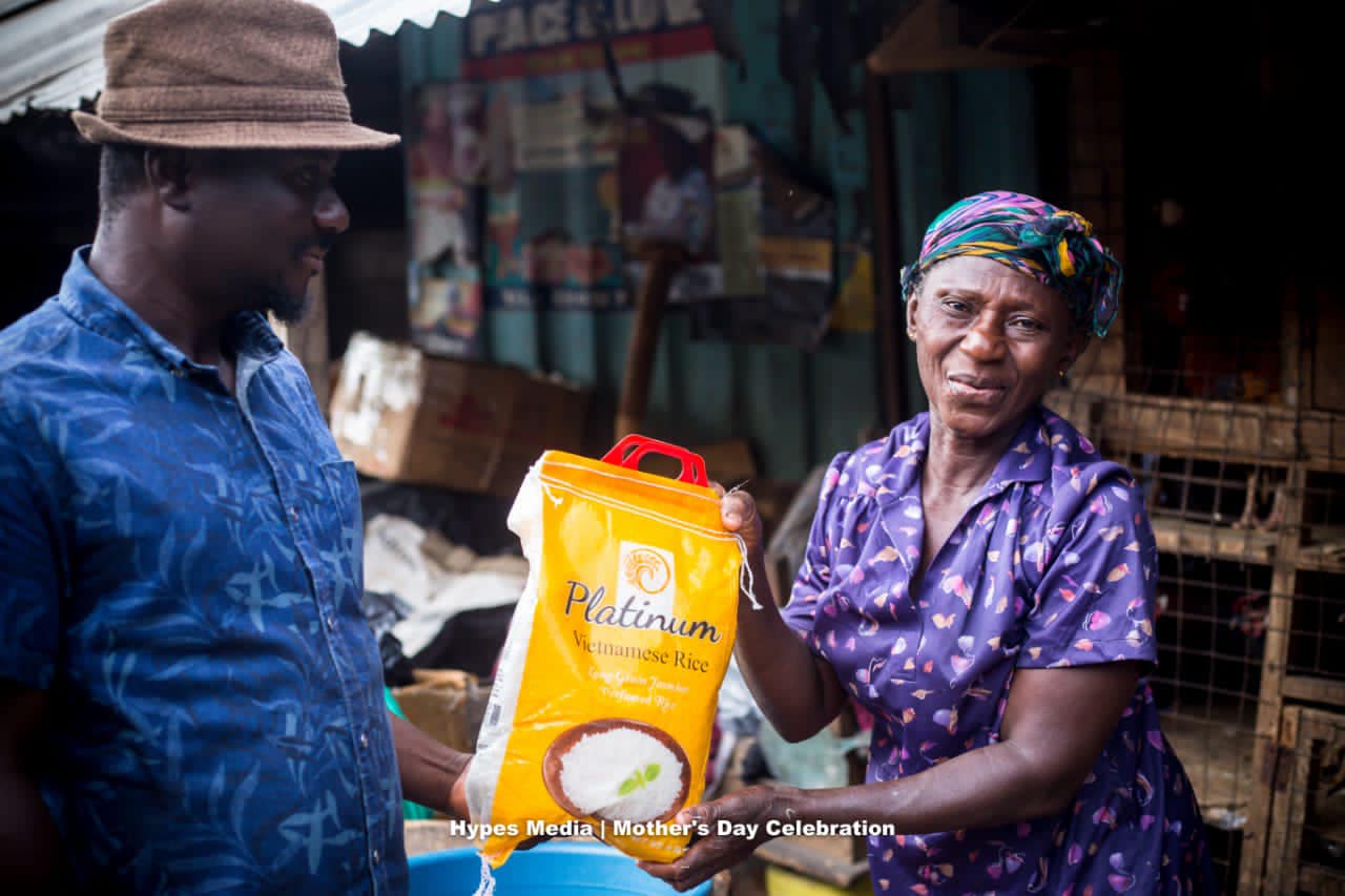 Blogger, Sir Isaac and Hypes Media team, celebrate Mothers on Mother's Day at Koforidua Market