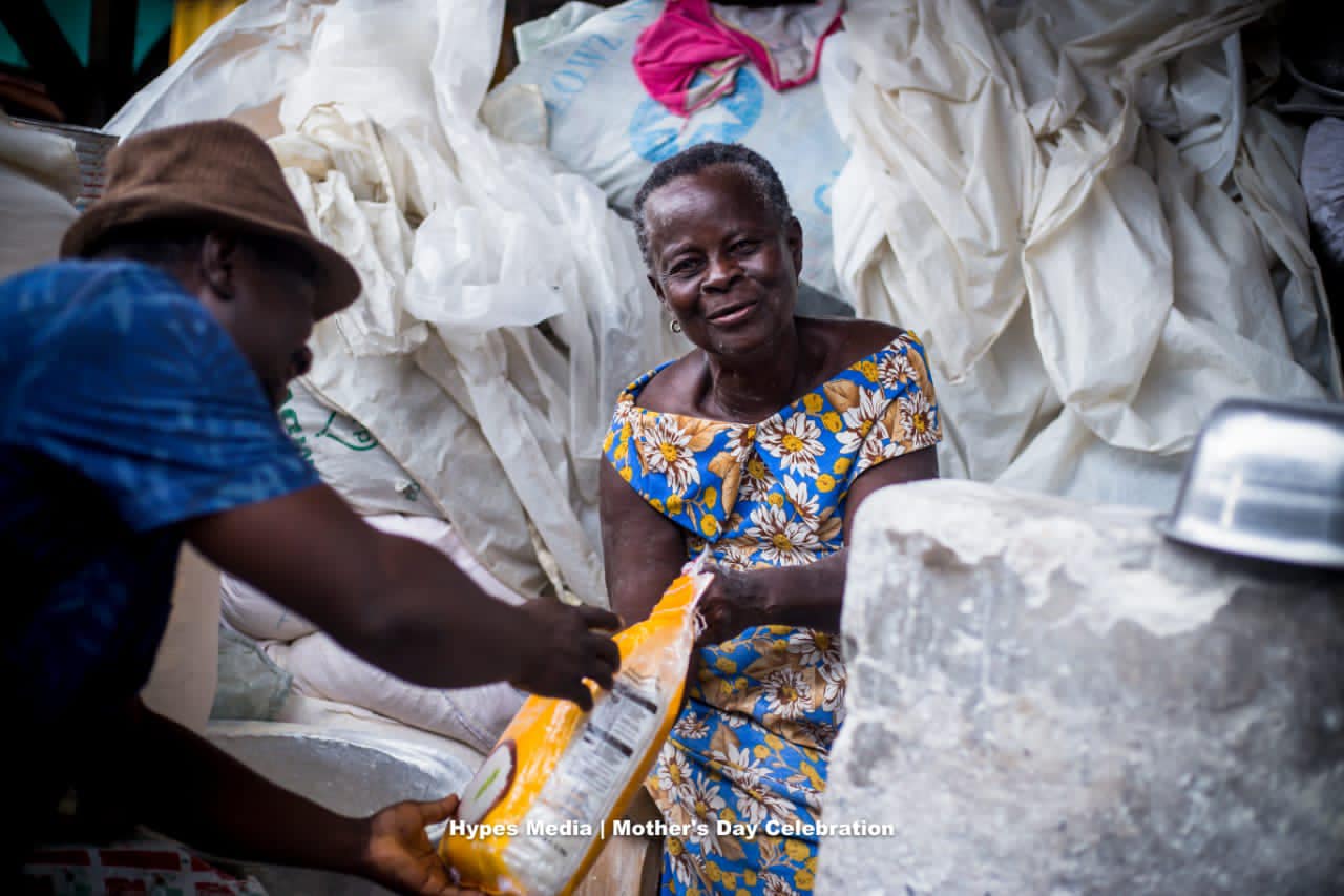 Blogger, Sir Isaac and Hypes Media team, celebrate Mothers on Mother's Day at Koforidua Market