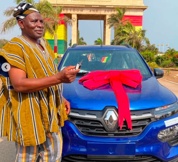 Man who walked from Kumasi to Mahama’s inauguration gifted a car and undisclosed cash