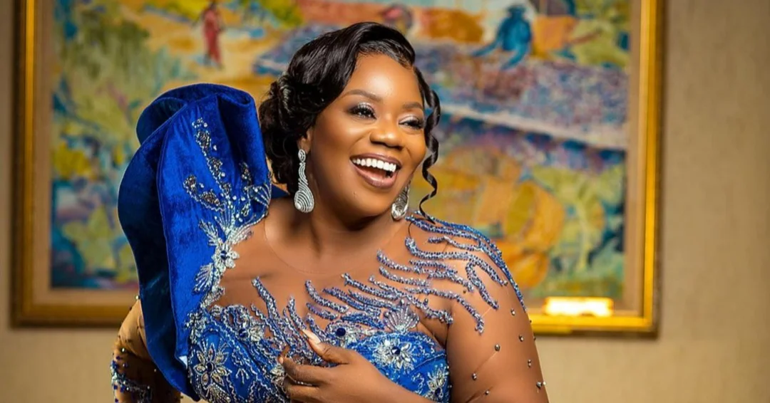 Piesie Esther Donates To The Elderly At Nsuta-Atonsu