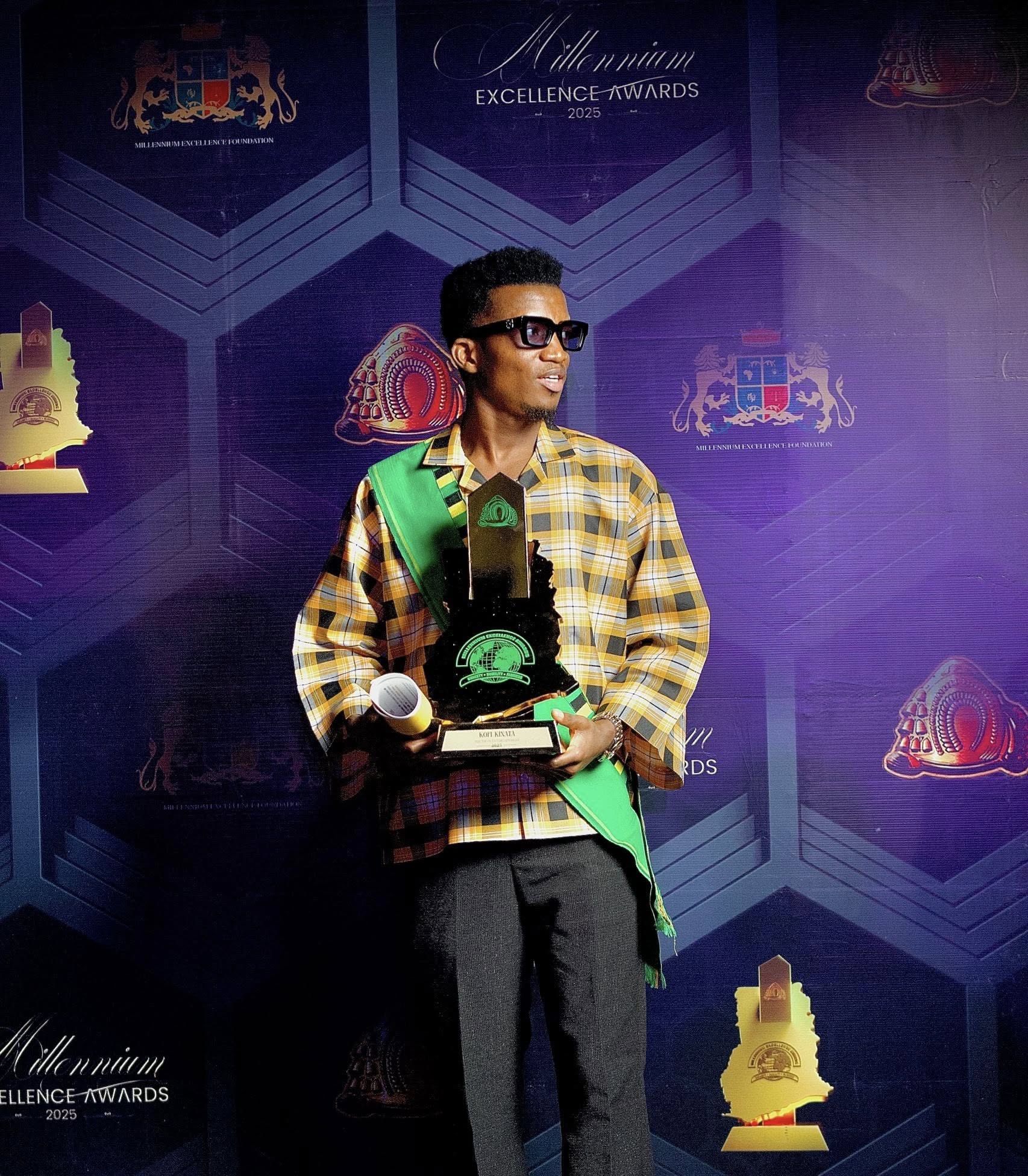 Otumfuo Honours Kofi Kinaata With ‘Youth In Entertainment Award’ At Millennium Excellence Awards