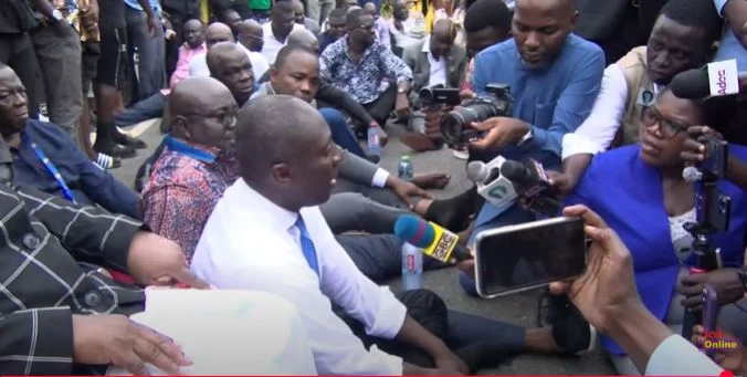 Wontumi’s Detention: NPP Supporters Block Police Riot Van At EOCO