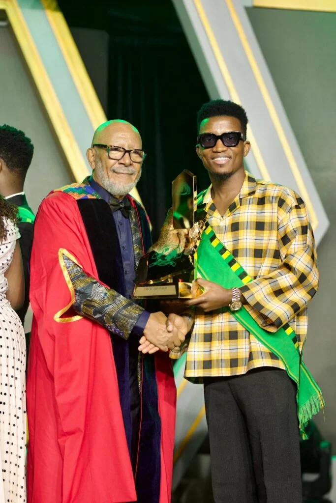 Otumfuo Honours Kofi Kinaata With ‘Youth In Entertainment Award’ At Millennium Excellence Awards