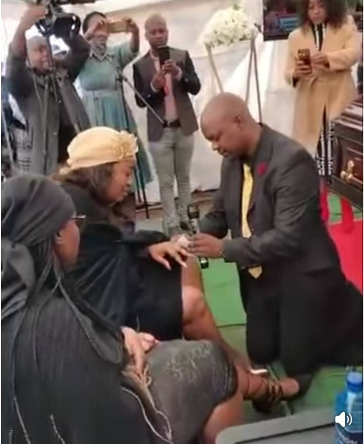 PASTOR PROPOSES TO WIDOW AT HER DECEASED HUSBAND’S FUNERAL NEXT TO THE COFFIN 