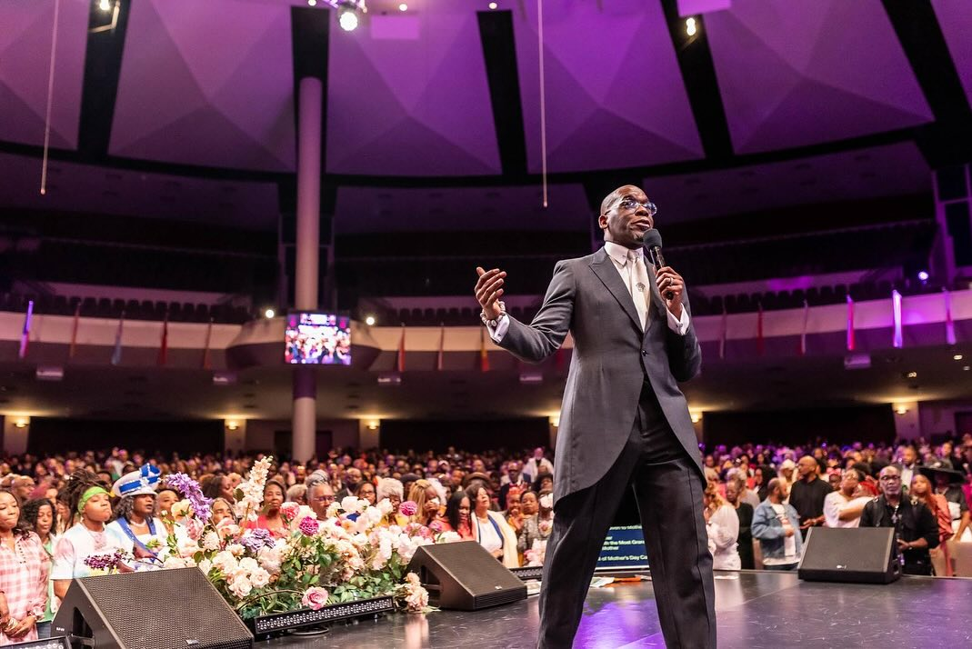 Pastor Jamal Bryant Urges Church To Bring Food Instead Of Tithes For Struggling Families